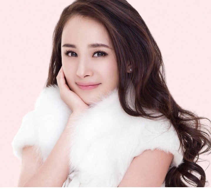 杨幂与高层亲密相拥,一袭黑裙大秀美腿