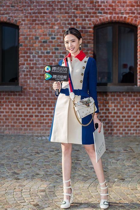 白色代表着纯洁,安心亚看起来像多白莲花,十分清纯动人,搭配银色高跟