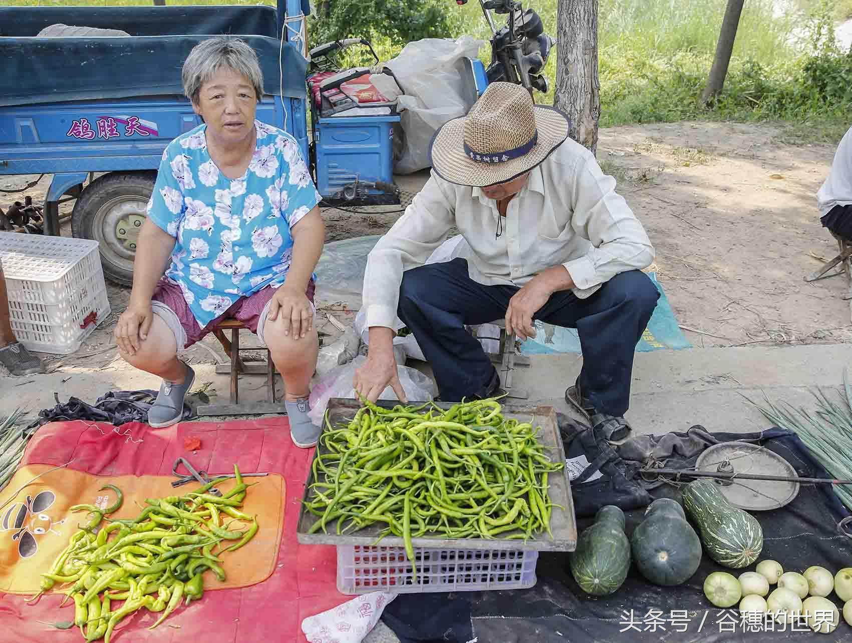 7旬农村老人38度高温下,农村集上卖自家物,5个