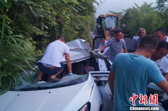 当地村干部,村民和民警徒手实施救援李开明摄
