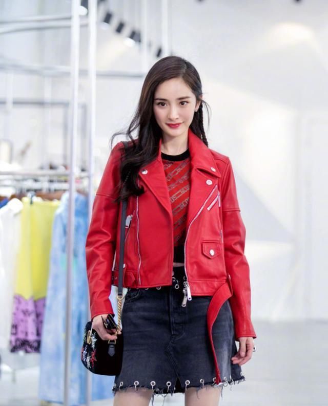 杨幂中筒袜尽显逆天大长腿,再看黄圣依!网友:原