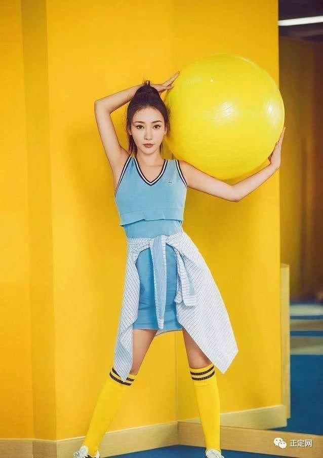 柳岩运动装写真,俏皮和性感之间来回切换