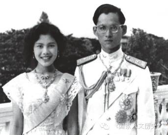 2010年4月28日，是普密蓬国王和诗丽吉王后结婚60周年纪念日，半个多世纪以来，他们相濡以沫。这是他们年轻时的照片。
