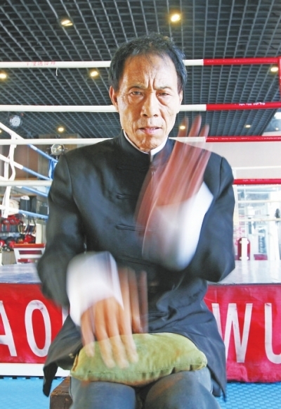 宋氏通背拳传人宋铁龙带弟子苦练铁砂掌,将参加少林无遮大会.