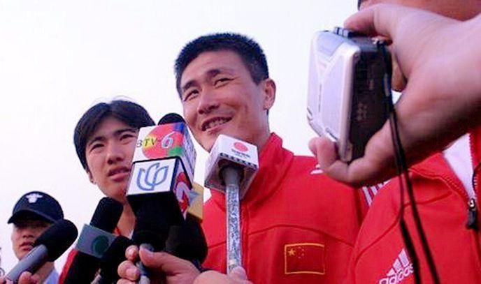 郝海东扔球衣事件不算啥,大连万达前任队长做