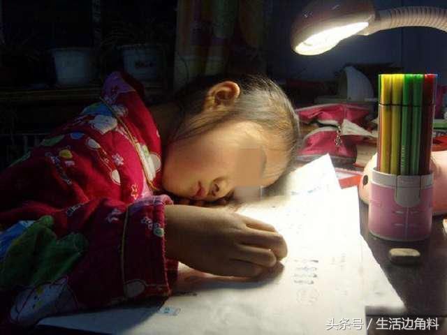 孩子累到写作业睡着,老师批评家长不配合