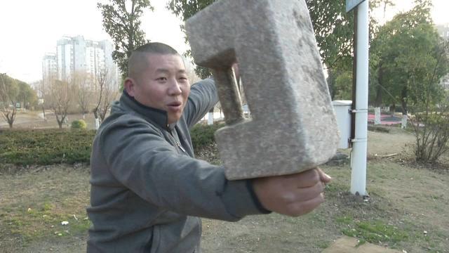 十岁少年,"玩飞"30斤石锁,让老师傅甘拜下风!