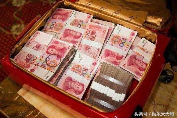 父亲去世只留下一张欠条,儿子带十万去还,债主