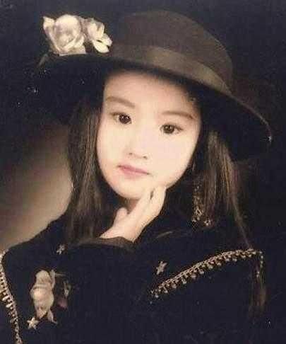 郑爽节目现场发飙,这性格从小时候的一张照片