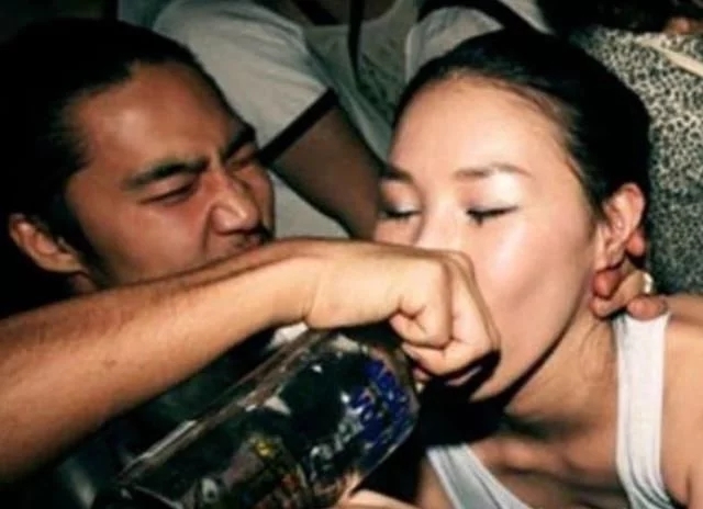 她生前留下的遗书，更是给大家一种凉飕飕的感觉，记录了韩国大佬在其身上犯下的恶行，更是常常逼迫张紫妍陪那些大佬喝酒“服务”，一天曾接待10位客人，更是有一次“服务”4人，给张紫妍留下了苦不堪言的记忆。