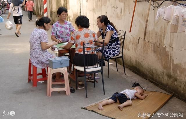 她打麻将赢了100块,中途上厕所才发现背上的孩