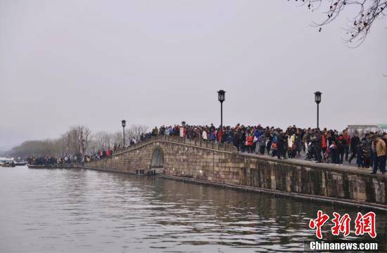 正月初三杭州西湖景区游客爆满 断桥成“人桥”