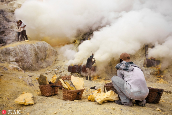 拜访了这座卡瓦伊真活火山,并用镜头记录下了矿工从事硫磺开采的画面