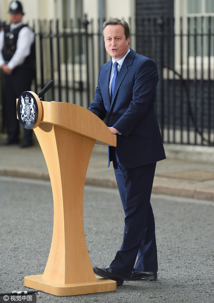 当地时间2016年7月13日，英国伦敦，英国首相卡梅伦与夫人及三个孩子一同告别唐宁街十号。卡梅伦发表告别演讲，并与家人一起拥抱、合影。