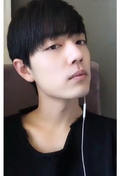 最新小鮮肉中 肖戰的鎖骨 蔡徐坤的逆天睫毛 都比不上這位男神的三眼皮 雪花新闻 最新小鮮肉中 肖戰的鎖骨 蔡徐坤的逆天睫毛 都比不上這位男神的三眼皮 雪花新闻