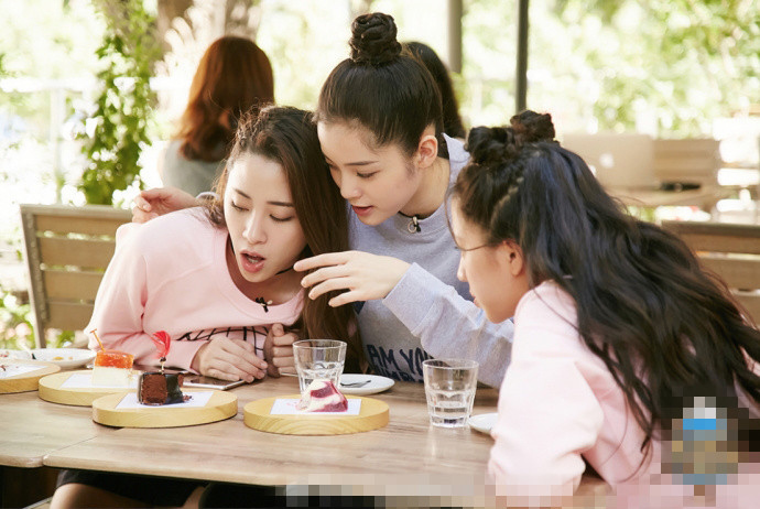 近日，欧阳娜娜带着姐姐欧阳妮妮和妹妹欧阳娣娣一同录制某网综，三姐妹在节目中大玩自拍，不时嘟嘴卖萌，古灵精怪，姐姐一头秀发性感迷人，妹妹双丸子头俏皮可爱，网友纷纷评论：“一家子颜值都高”。