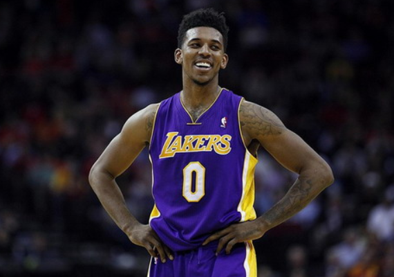 湖人摆烂练兵太明显,但是不要浪费了尼克杨的青春!