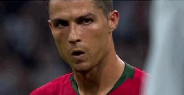 世界杯西班牙对葡萄牙,C罗执行任意球之前,为