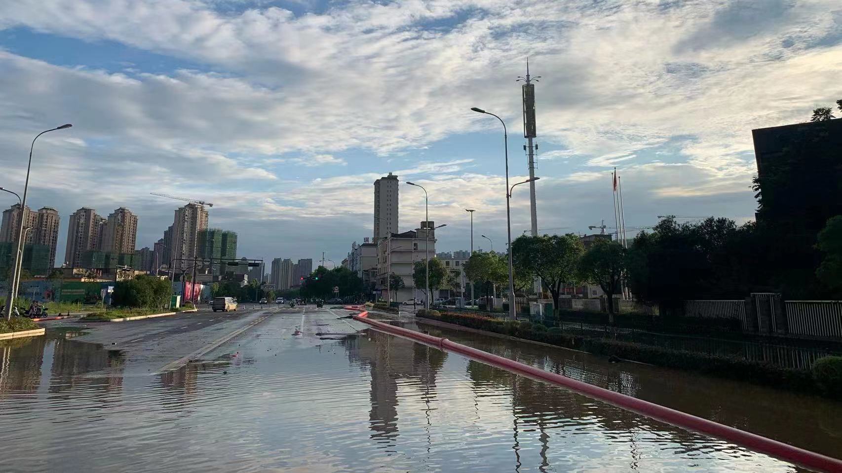 江西上饶市区多处路段出现严重内涝  中国安能携大功率装备救援