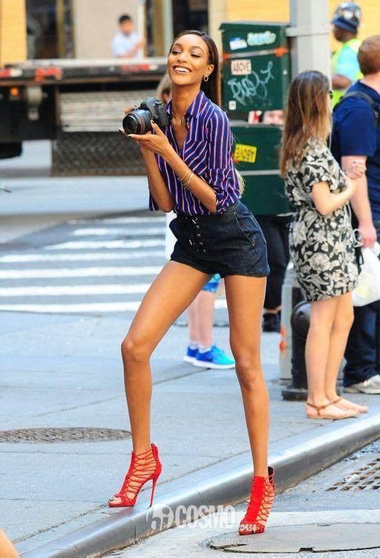 全球最美面孔"黑珍珠超模卓丹·邓前往秀场,网友:这腿我服气