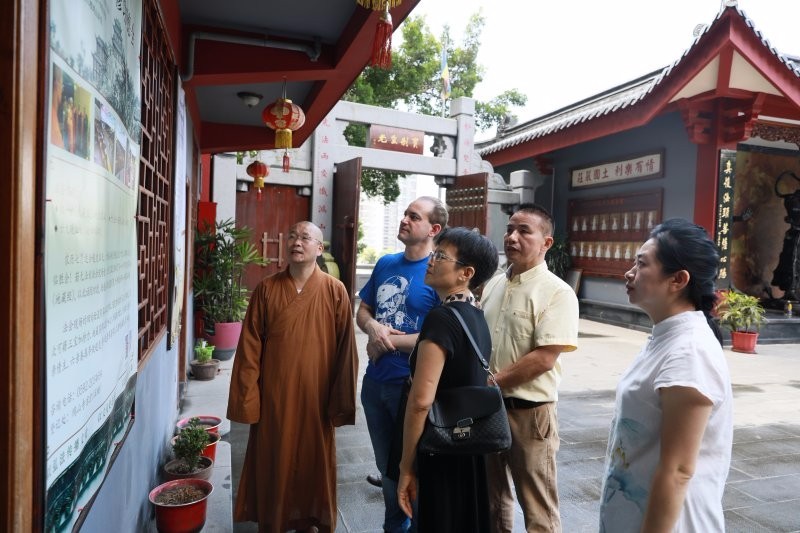 金砖会晤期间 巴西总统随行医生到访厦门鸿山寺