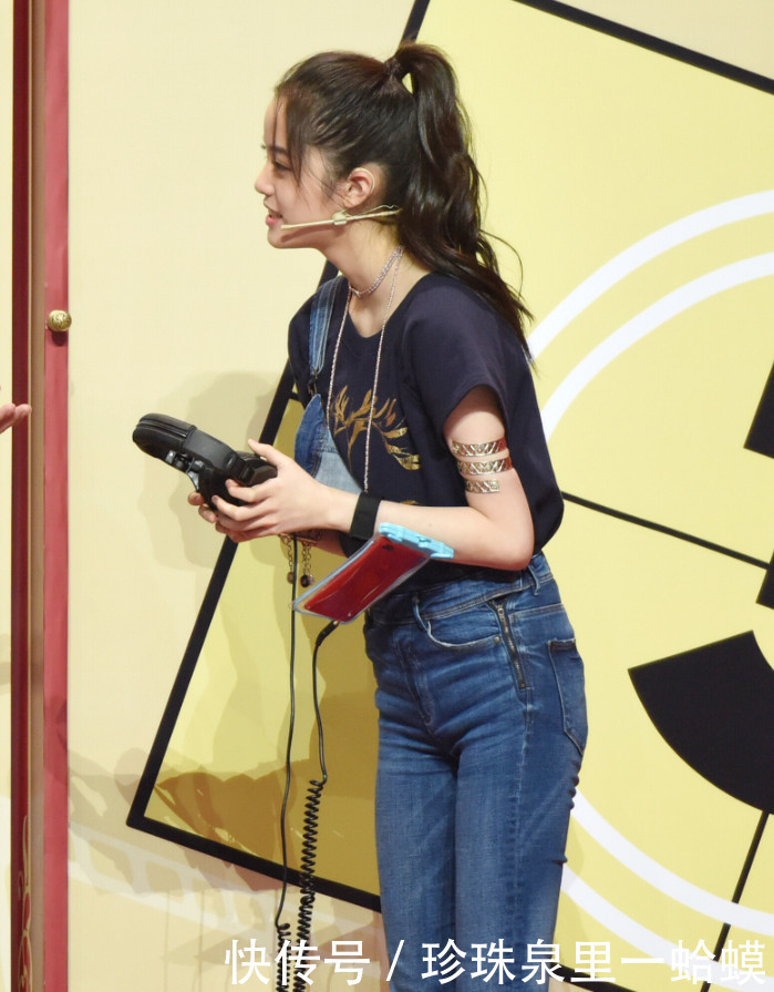 欧阳娜娜真会玩,背带裤掉了一边,网友:这么小就