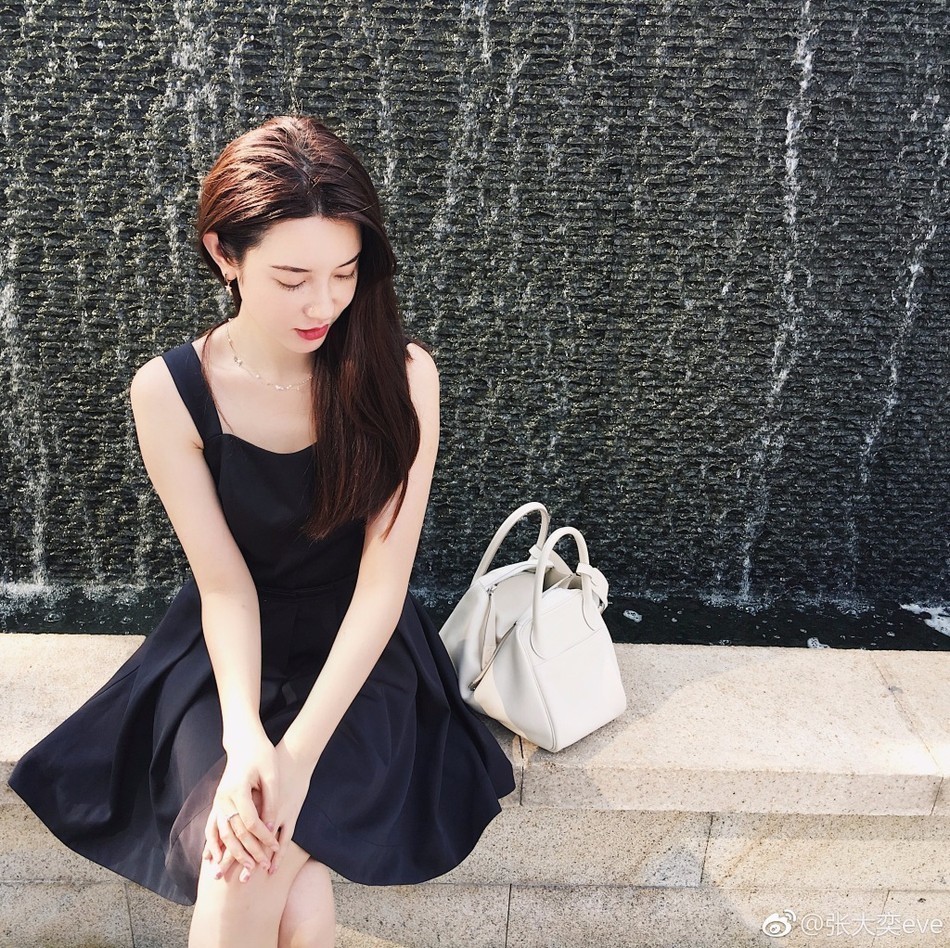 日前,网红美女张大奕在微博晒出一组美照,照片中,张大奕打扮清凉时髦