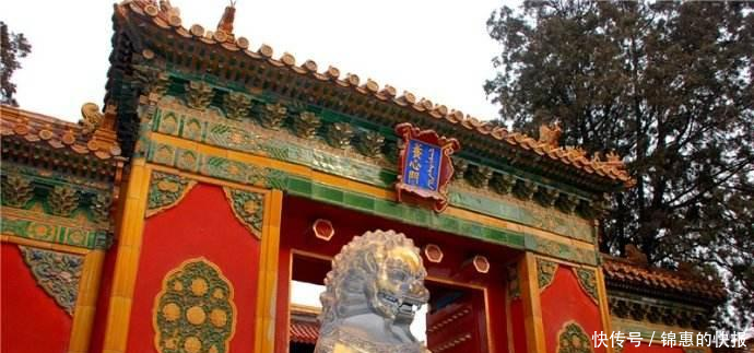 600岁生日前夕, 故宫养心殿进行修缮, 从房顶取