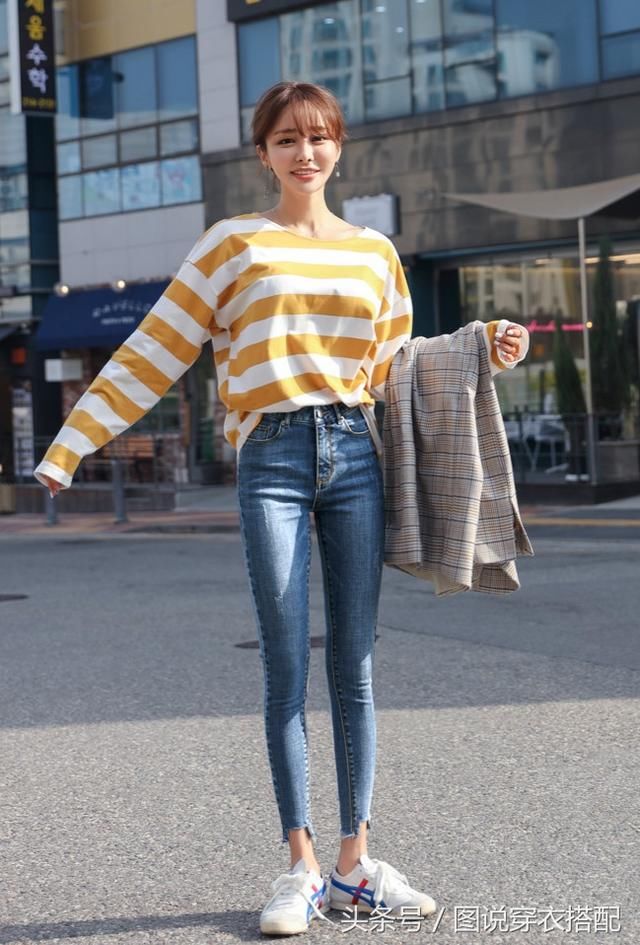 弹力九分小脚毛边牛仔裤,搭配体恤卫衣休闲随