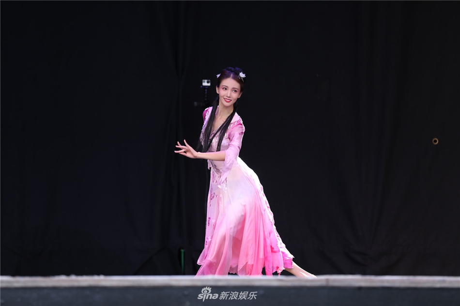 张歆艺反串"宝玉"英俊潇洒 金晨化身"林黛玉"