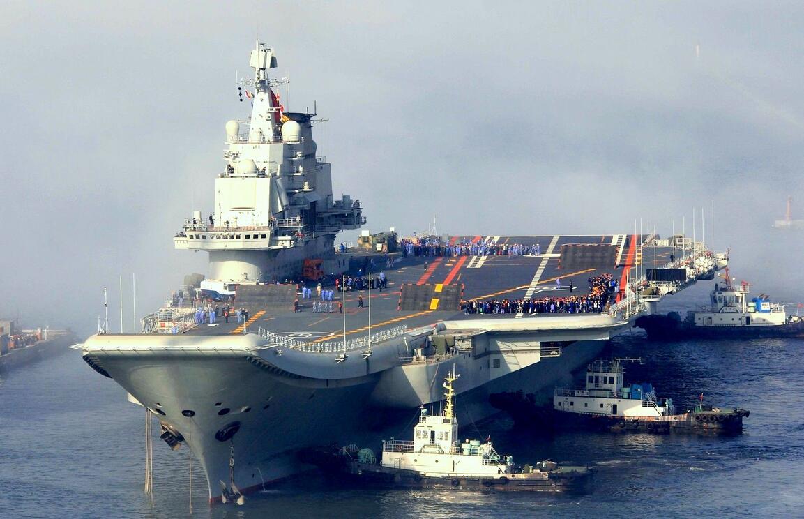 截至2015年底,中国海军有试验型航母1艘、驱逐舰21艘、护卫舰52艘、轻型护卫舰15艘、坦克登陆舰/两栖船坞运输舰29艘、中型登陆舰28艘、柴电潜艇53艘、攻击型核潜艇5艘、导弹艇100余艘(如022级,不含094型弹道导弹核潜艇)。