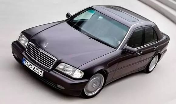 王健林在北京的出行座驾是奥迪a8lw12.