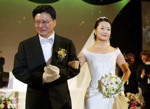 从小到大都顺风顺水的朴志晚在父亲朴正熙死后人生陷入了谷底,失去