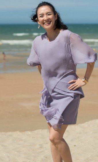 章子怡海边度假被拍,网友:这种沙滩的场景似曾