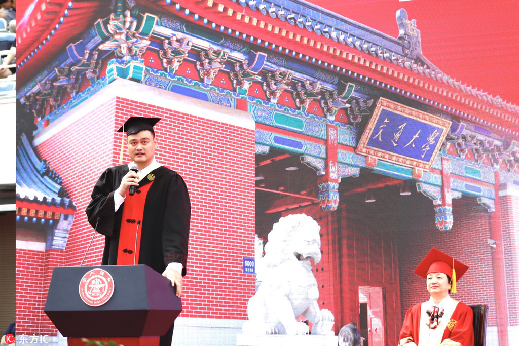因此,求学期间,除了认真学习,姚明积极参与学校各类活动,融入交大生活。他曾以学长的身份为2013级上海交大的大一新生送上寄语和祝福:“愿我们的梦想在这里启航,上海交通大学是我们共同的名字。”姚明写信为参加“名校巅峰对决”的交大同学加油;参加“国乒交大行”活动,在校园行活动仪式上秀起了打乒乓球;担任上海交大第46届运动会形象大使等;友情出镜参与校园新语相声微电影《交大不止于读书》录制等。
姚明表示,无论如何,毕业生走出校园都会慢慢学会承担超出个人的责任。“我们身上所穿的学士服所代表的,不仅仅是知识和学问,还是更高的标准和要求,今天我们将开始在社会中开始寻找自己的价值,也请永远记住我们曾经穿过的这件学士服的含义。”