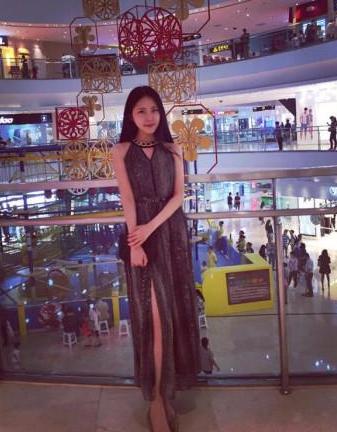 国足踢得那么烂,球员找女友的本领却很强,逆天