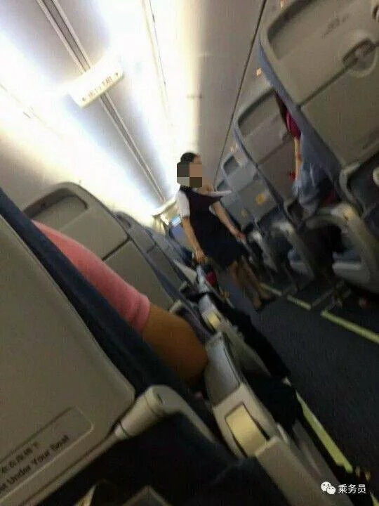 空姐衣服被乘客撕坏露出肩膀?国航辟谣:照片是PS的