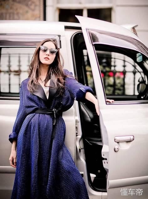 气质美女迪丽热巴开什么车呢?猛一看以为是五