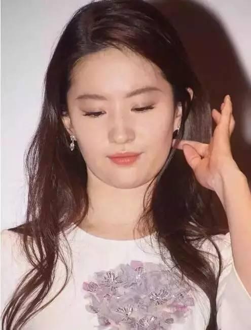 刘亦菲杨幂赵丽颖,究竟什么脸型容易出现双下