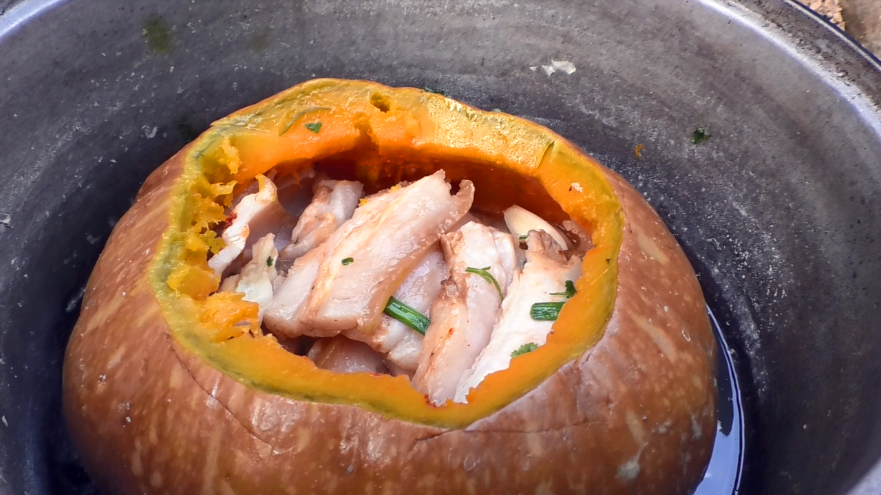 农村小哥自创南瓜扣肉,1人吃2斤都不够,最后连瓜都啃没了