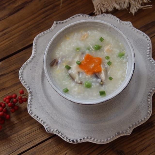 宝宝辅食香菇鸡肉粥,大米吸足了香菇和鸡肉的