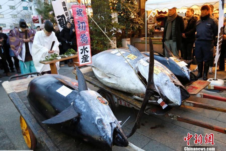 一名祭司在拍卖现场进行日本传统的神道教仪式。