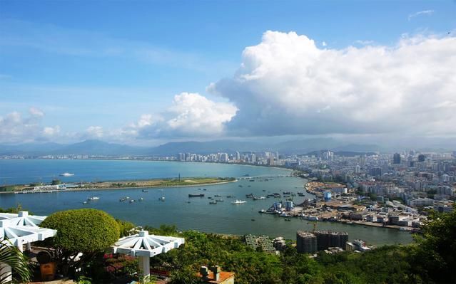 去中国三亚旅游好还是泰国普吉岛好?这位外国