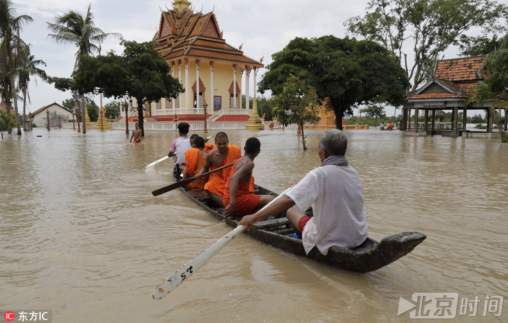 当地时间2018年7月21日，柬埔寨金边，一名僧人坐在被淹的寺庙里打坐。暴雨袭击柬埔寨西部多省，据当地媒体消息，暴雨已导致数千公顷农田和约1786座房屋被淹。