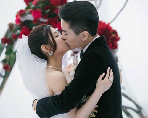 明星婚礼吻:王祖蓝像啃肉,霍建华流口水,最后1