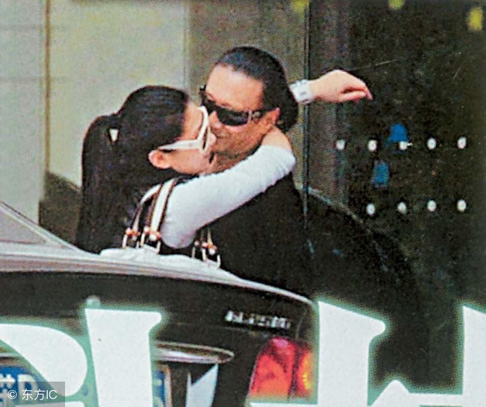 82岁谢贤分手极速复原,打扮青春不时整理发型