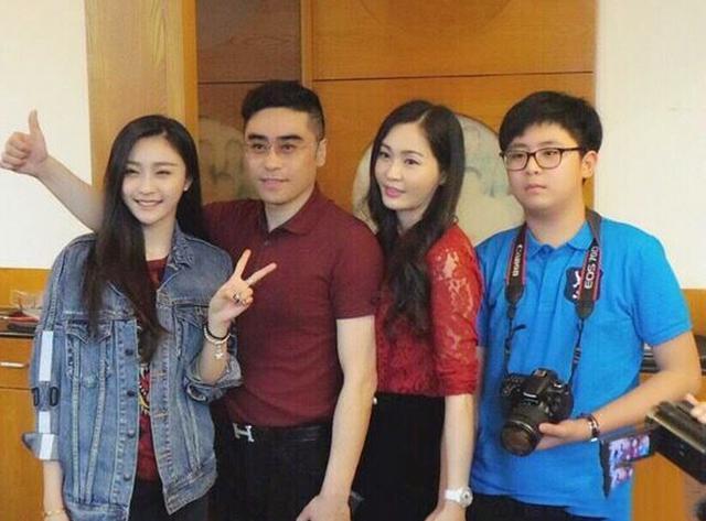 50岁的她身家30亿, 和女儿游玩似姐妹,富太太闺