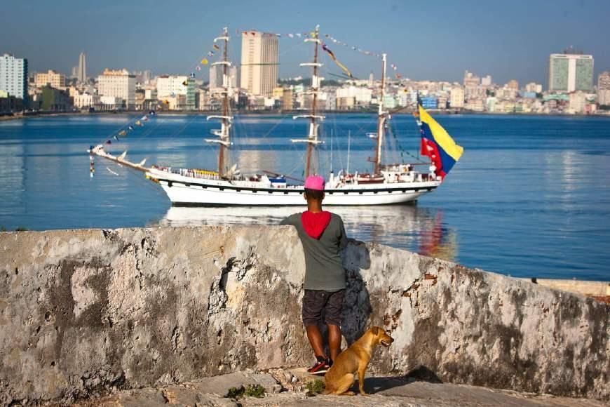 美国突然封锁委内瑞拉债券!石油经济崩塌,美国