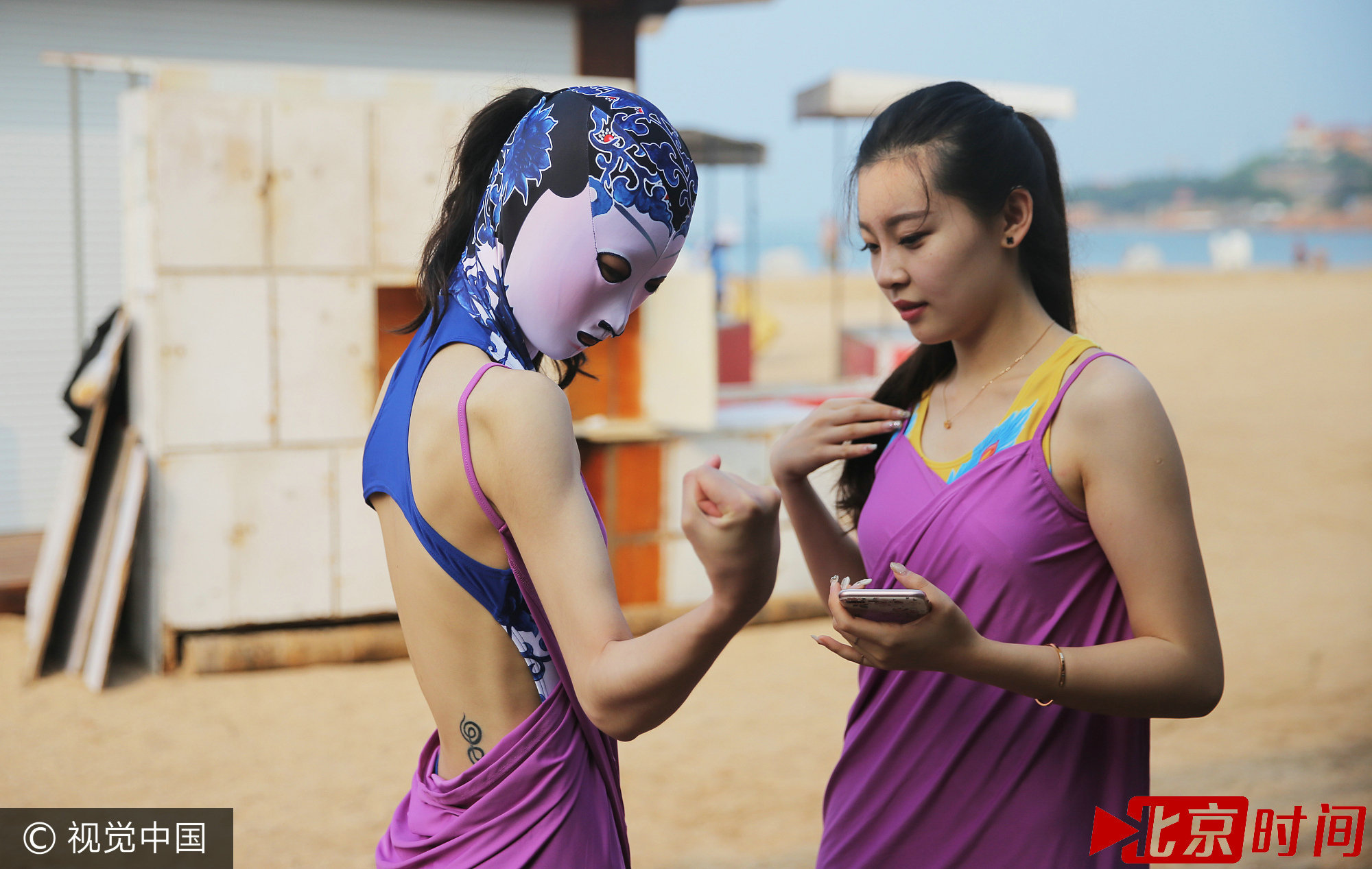 第七代脸基尼亮相 带有刺绣泳帽和青花瓷图案