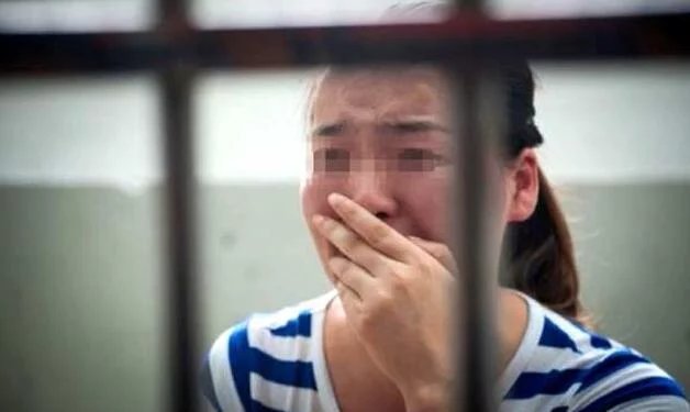 女孩三年不洗脚,闺蜜忍无可忍拉去鱼疗店,结果